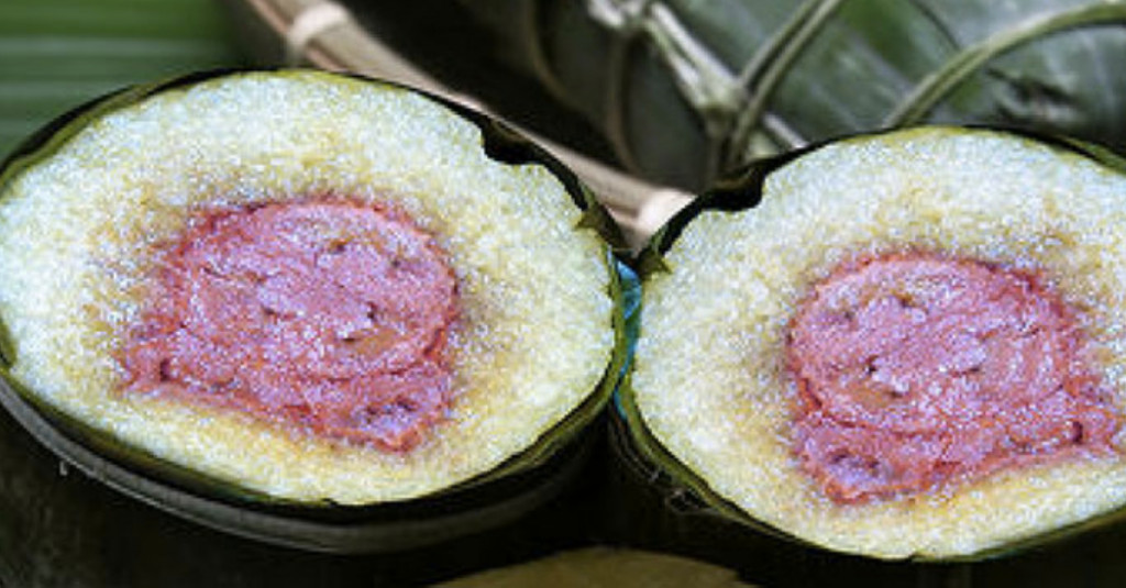 Bánh Tét chuối với nhân màu hồng đỏ thắm