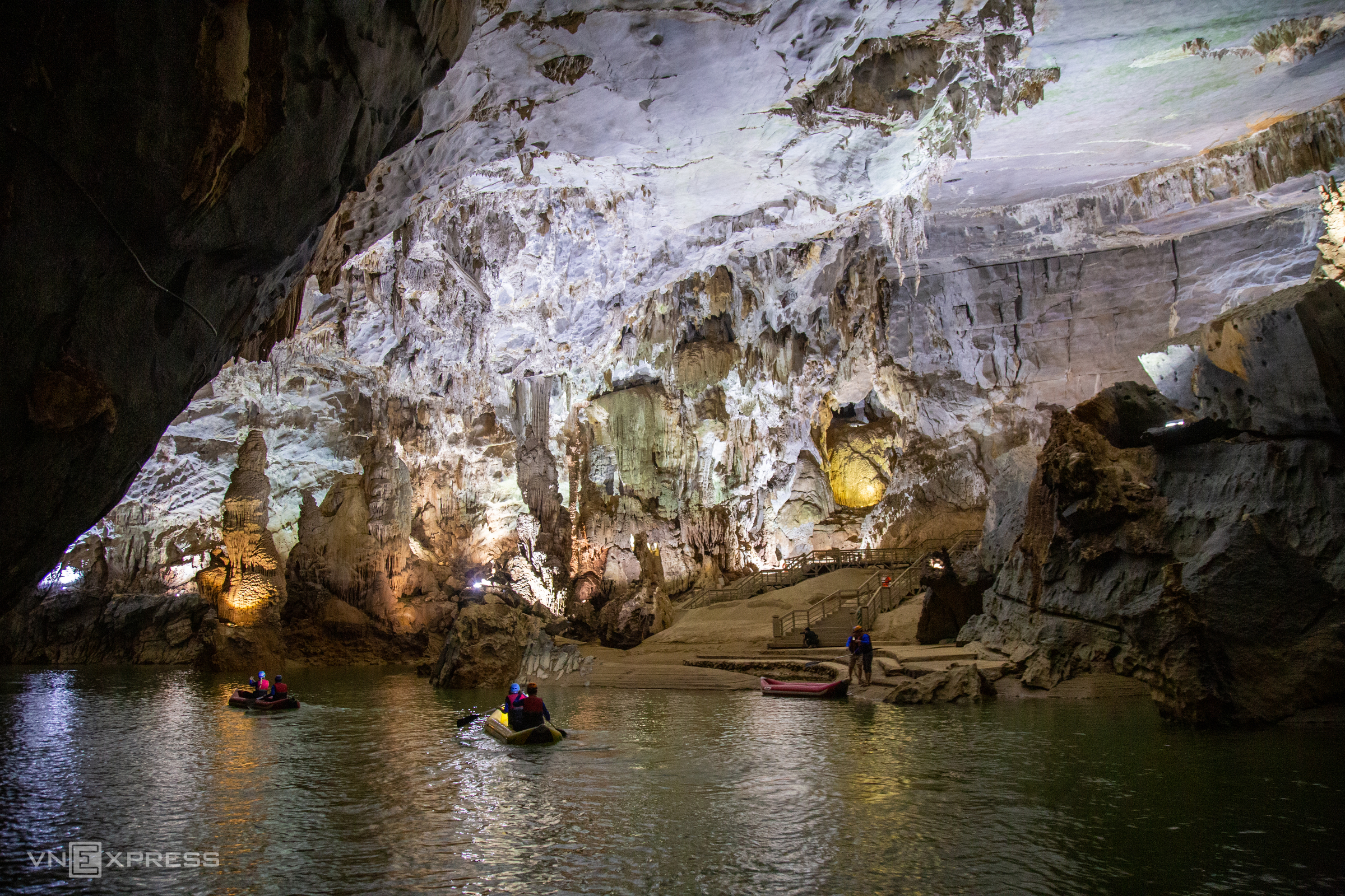 TSTtourist-cheo-kayak-kham-pha-dong-phong-nha-ve-dem-3