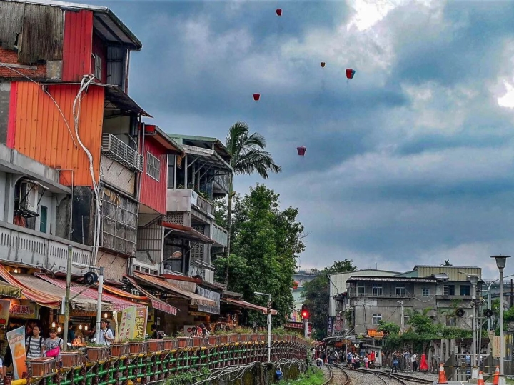 TSTtourist-dau-nam-ngam-den-long-cau-binh-an-bay-cao-o-duong-tau-noi-pho-co-9