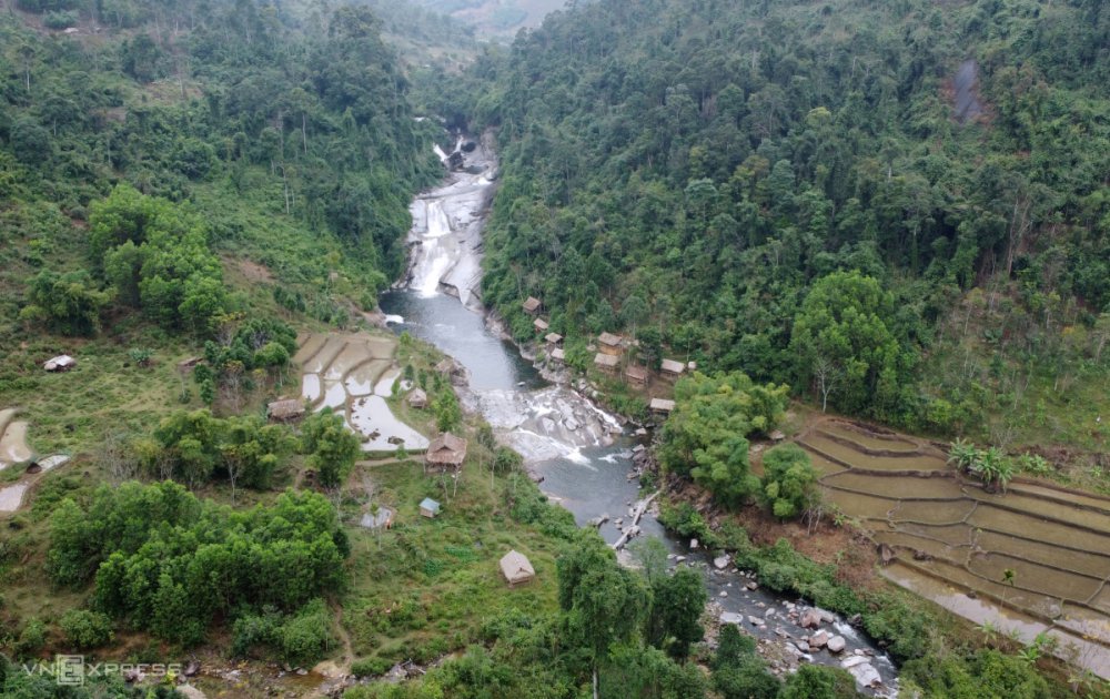 TSTtourist-thac-nuoc-bay-tang-o-nghe-an-1