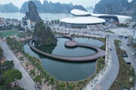 Ấn tượng cây cầu bao quanh hòn non bộ khổng lồ ở Hạ Long