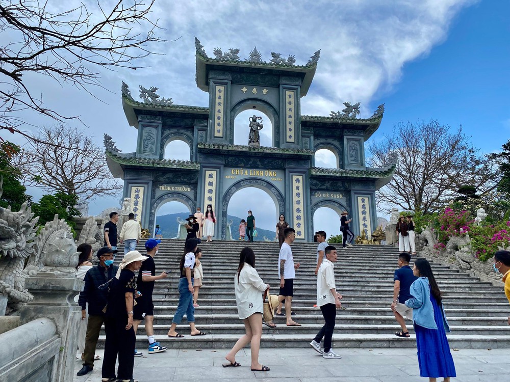 TSTtourist-chua-linh-ung-da-nang-nhon-nhip-don-khach-du-lich-2