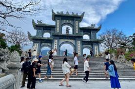 Chùa Linh Ứng Đà Nẵng nhộn nhịp đón khách du lịch