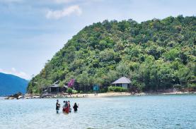 Dạo bộ giữa biển ở Nhất Tự Sơn