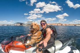 Chàng trai phiêu lưu mạo hiểm cùng chó cưng