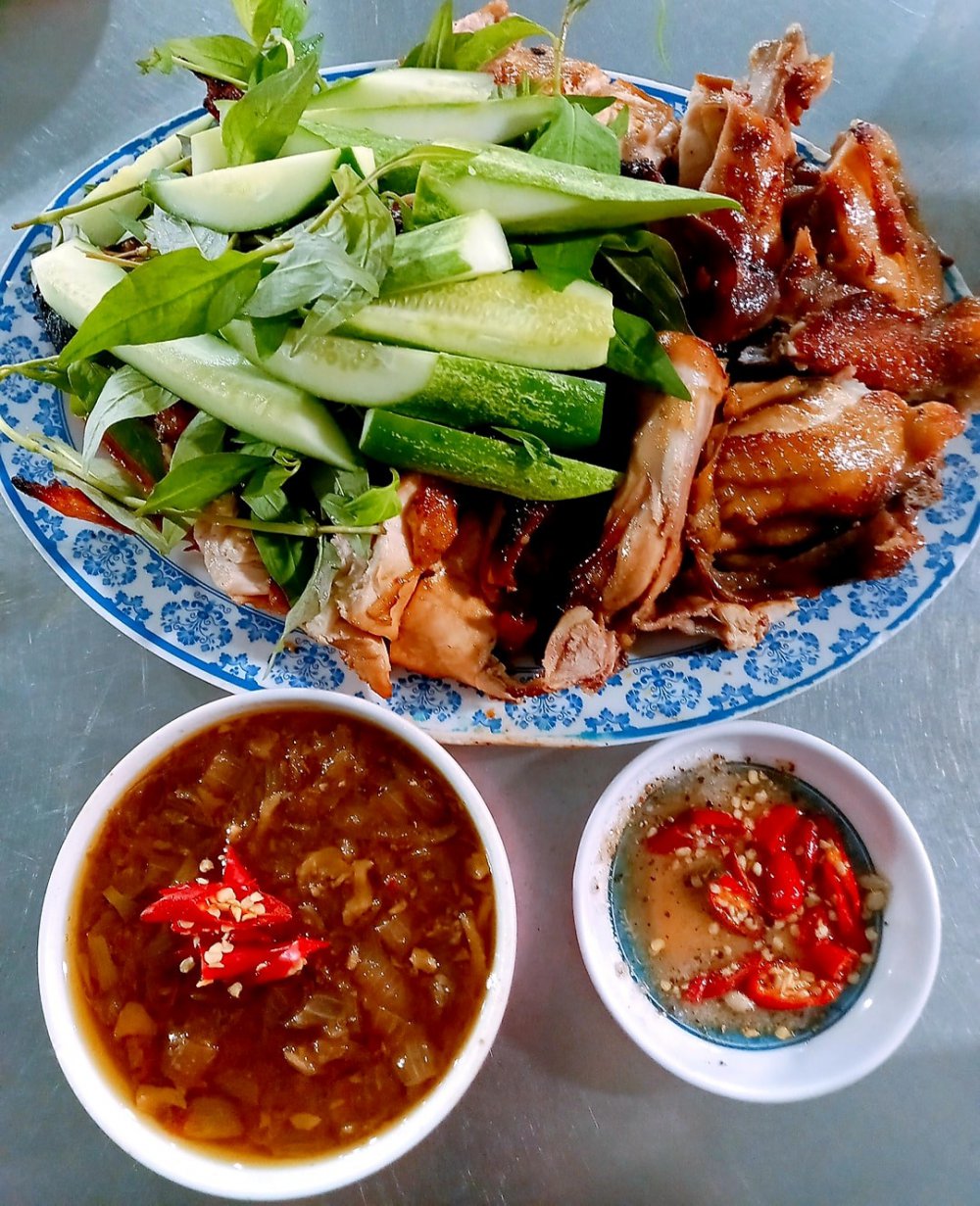 TSTtourist-ga-nuong-dan-da-hut-khach-voi-sot-cham-than-thanh-1