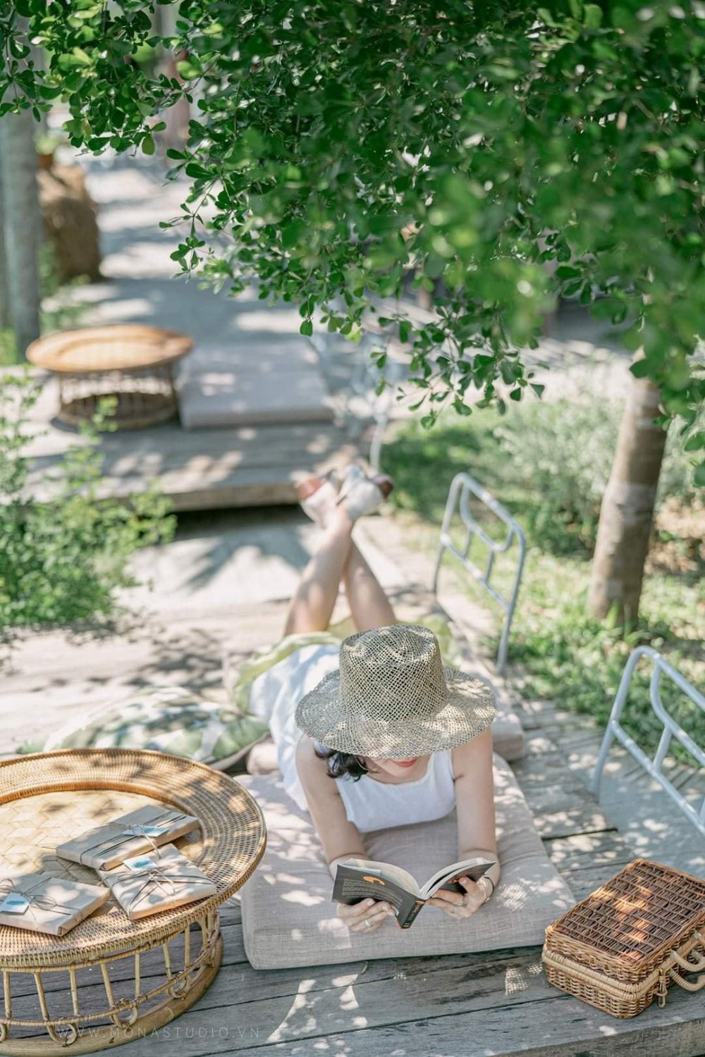 TSTtourist-loat-quan-ca-phe-nam-tran-trui-giua-canh-dong-hut-ngan-khach-tai-hoi-an-8