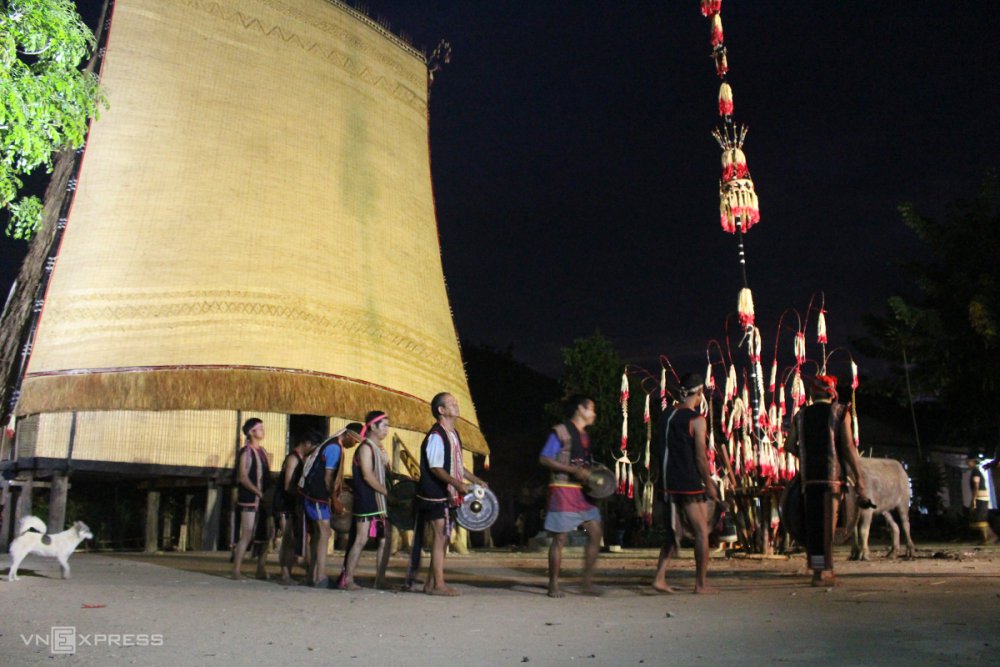 TSTtourist-nguoi-ba-na-vot-tre-nua-lop-nha-rong-10