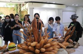 Hàng trăm người chen chân để thưởng thức bánh mì