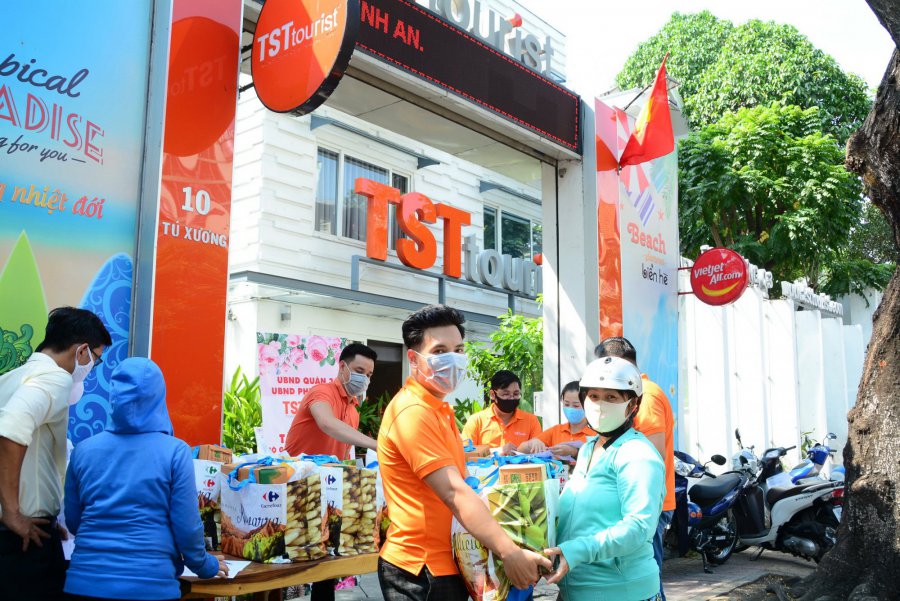 TST-tourist-trao-qua-ho-kho-khan-phuong-7-quan-3-10