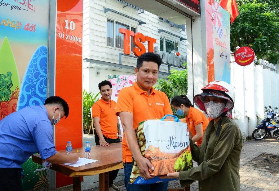 TST-tourist-trao-qua-ho-kho-khan-phuong-7-quan-3-15