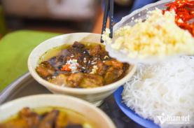 Quán bún chả nép ngõ hẹp phố cổ: Khách Ta mê mẩn, khách Tây kéo 'cả làng' tới ăn