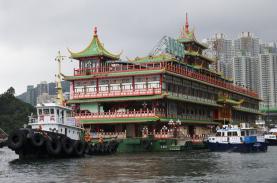 Chùm ảnh siêu nhà hàng nổi rời Hồng Kông trước khi lật úp