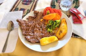 Khách Việt trải nghiệm ăn bít tết lạc đà