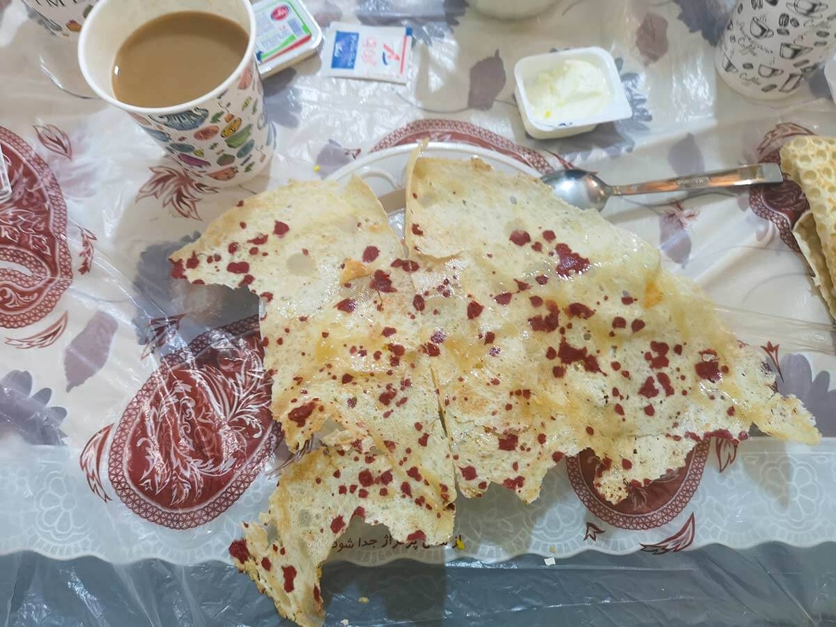 TSTtourist-bai-bien-co-mau-do-ruc-tai-iran-2