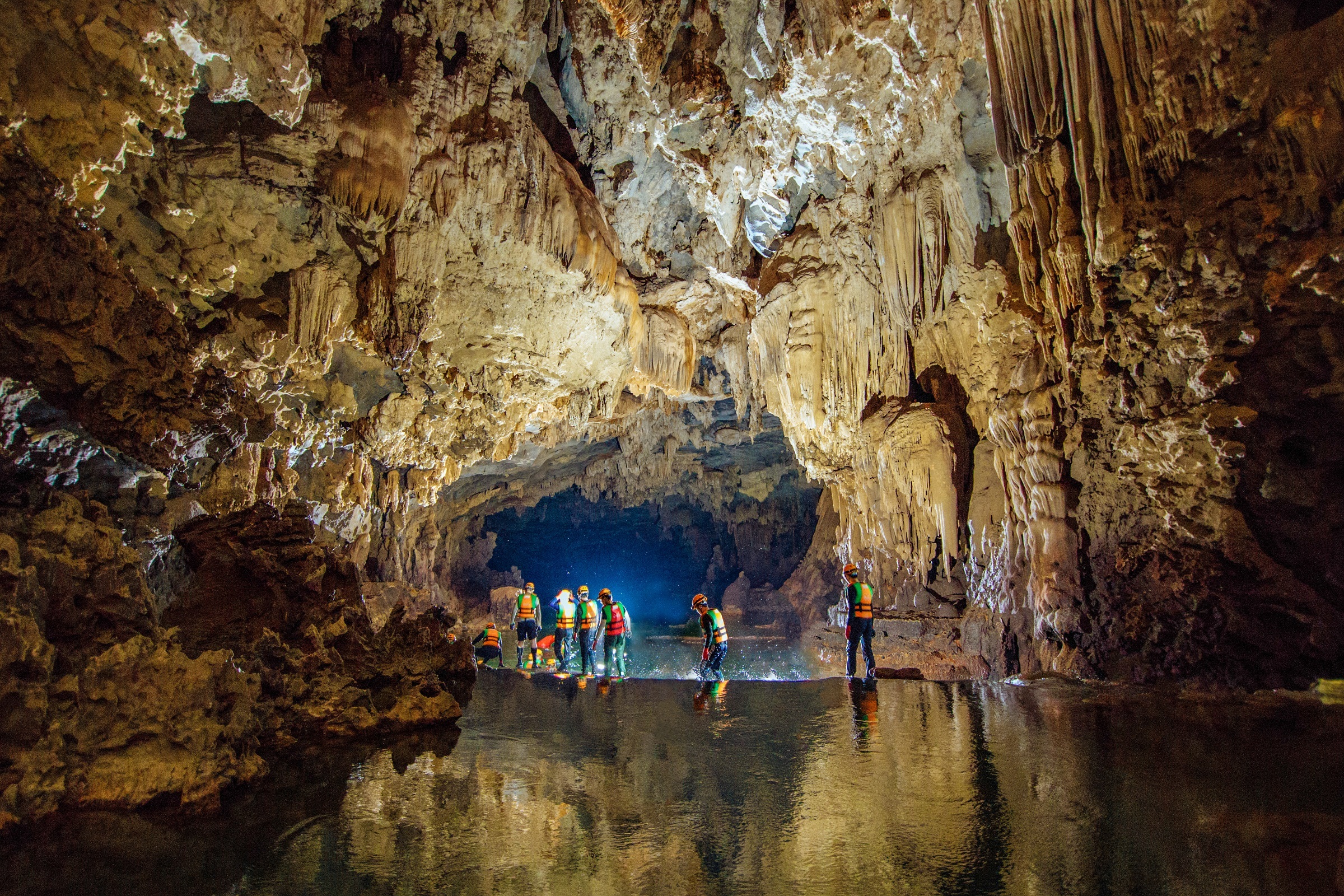 TSTtourist-quang-binh-canh-sac-hut-hon-khien-du-khach-chi-tien-trieu-de-an-hang-ngu-dong-6