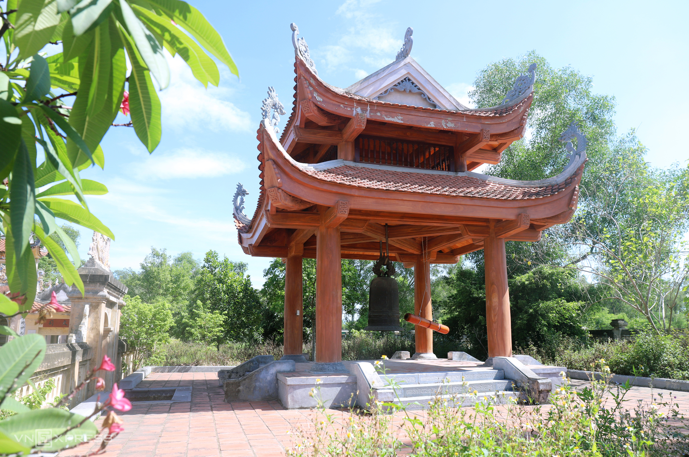 TSTtourist-ngoi-den-co-600-tuoi-o-ha-tinh-7