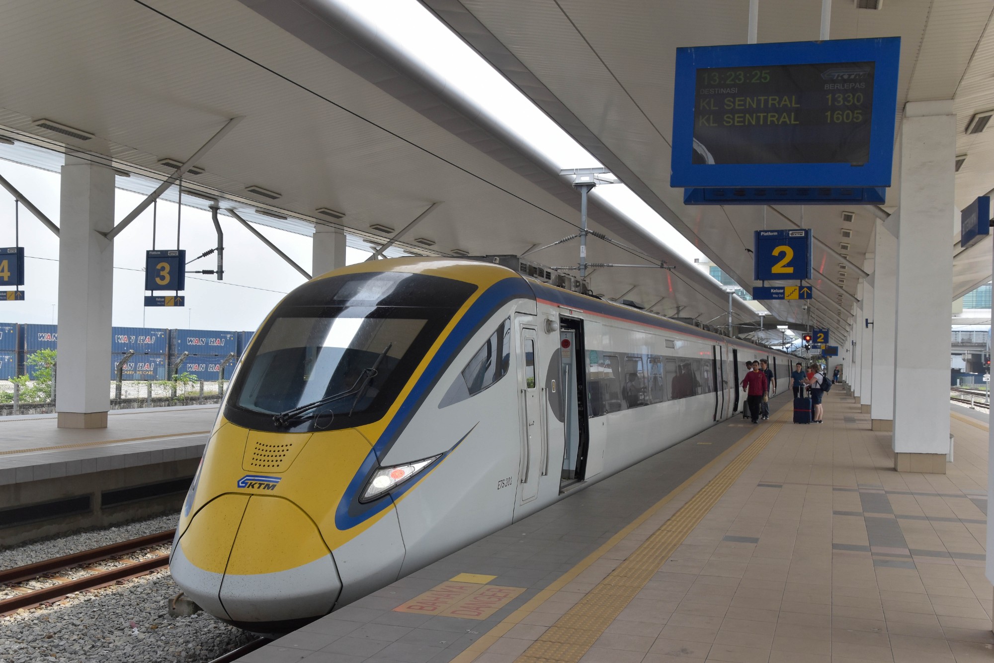 Bạn có thể lựa chọn đi tàu Electronic Train Service đến thành phố Penang
