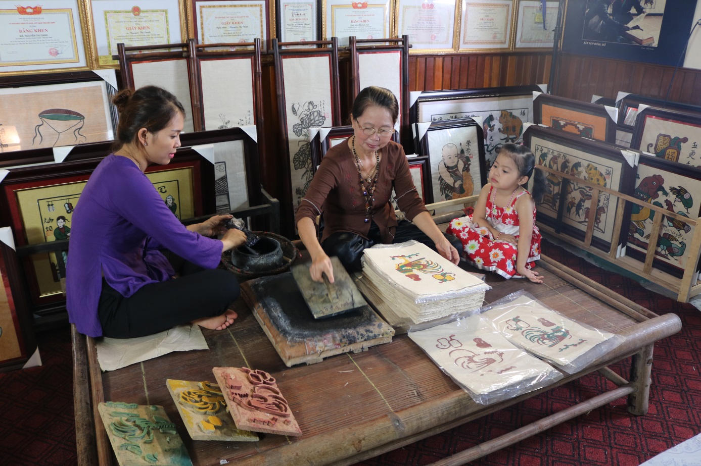 Làng tranh Đông Hồ - một trong những điểm tham quan thú vị của tour du lịch Hà Nội 3 ngày 2 đêm