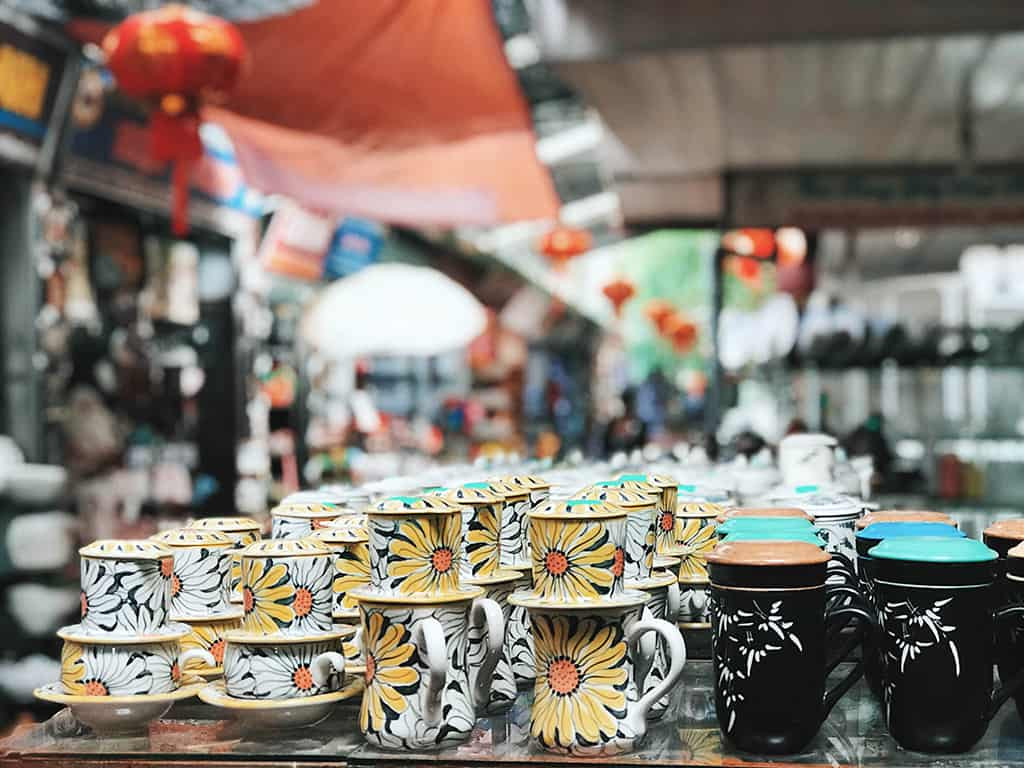 Gốm Bát Tràng là một trong những phần quà ý nghĩa bạn có thể mang về sau chuyến du lịch Hà Nội