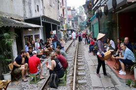 Phố cà phê đường tàu Hà Nội, xóa bỏ hay giữ lại cho du lịch?