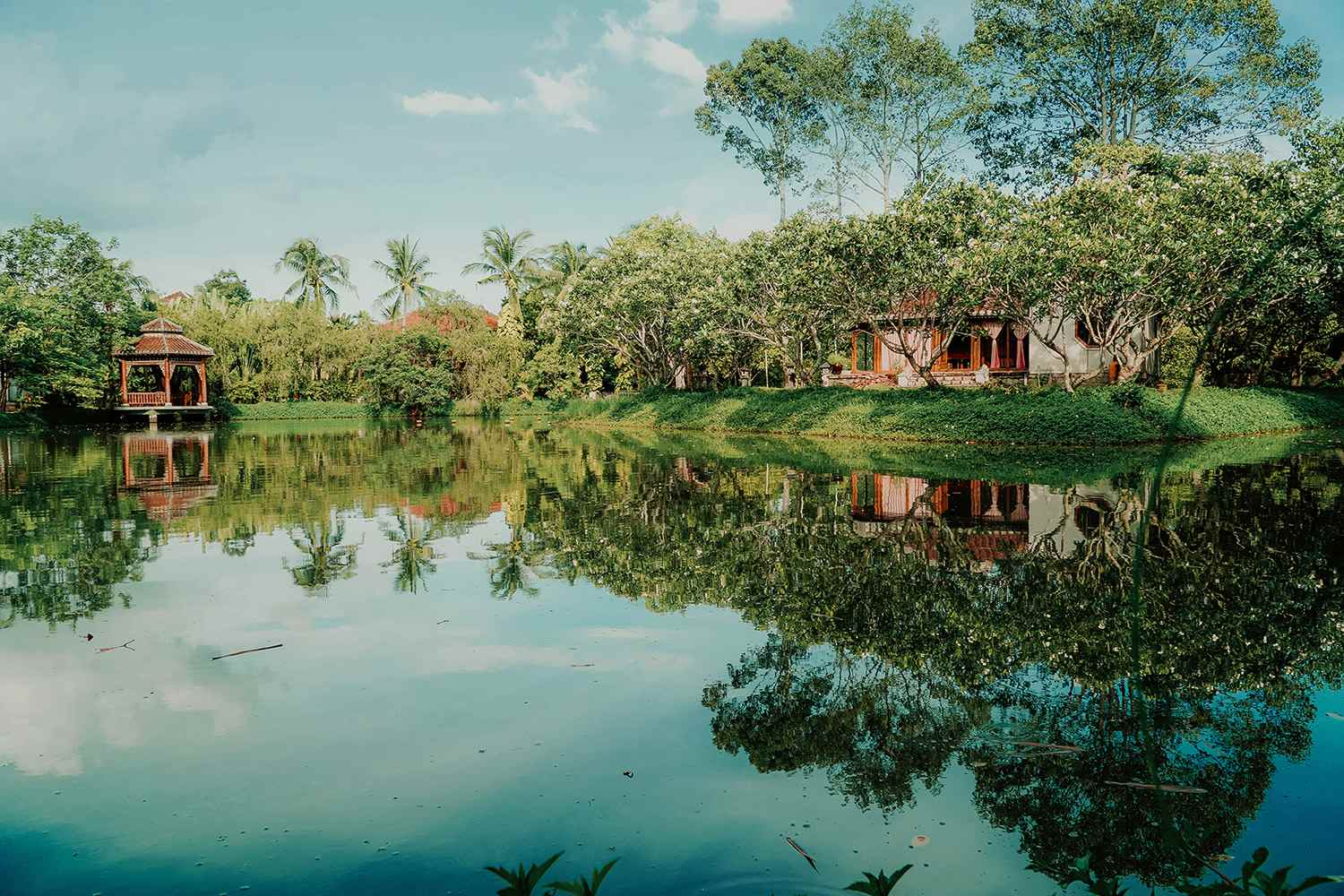 Đừng quên chuẩn bị hoặc thuê những bộ áo dài nhã nhặn để chụp ảnh tại đây