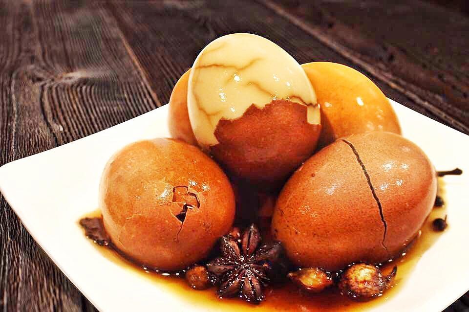 Món trứng trà với màu hổ phách tuyệt đẹp