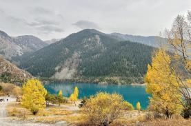 Đón thu ở vùng đất cực lạ, du khách Việt 'đứng tim' trước những khung hình không góc chết