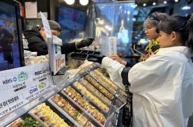 'Du hành quá khứ' tại chợ ẩm thực mua món ăn bằng đồng xu cổ Hàn Quốc