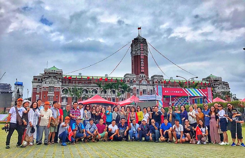 Tham-quan-ben-ngoai-Phu-Tong-Thong