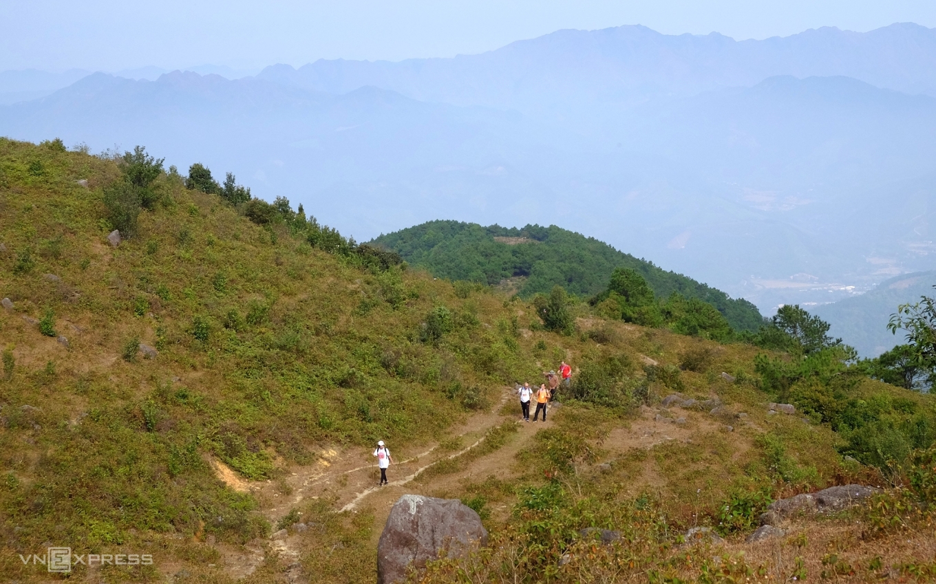 TSTtourist-mot-ngay-chinh-phuc-noc-nha-quang-ninh-2