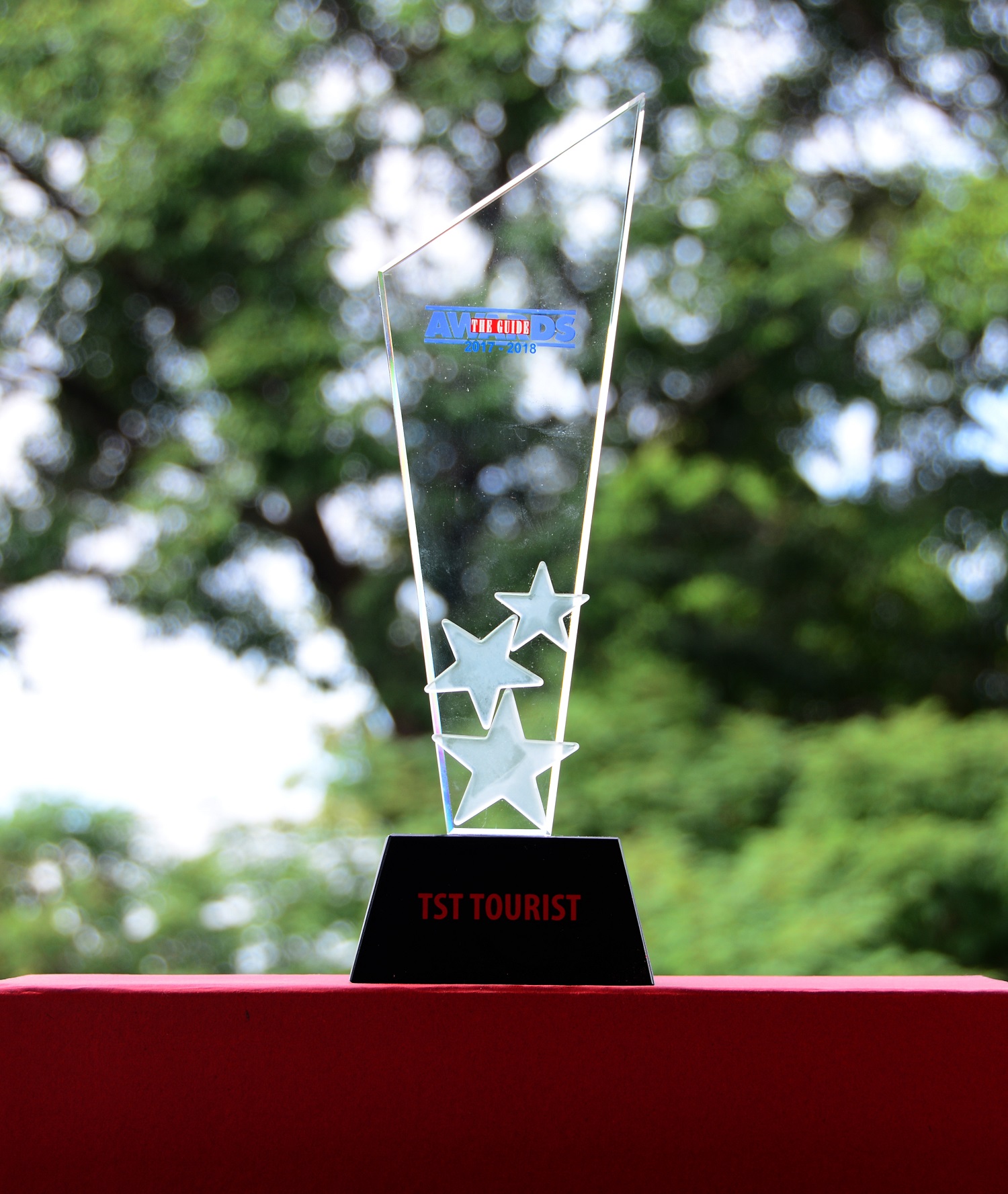 Cup_giai_thuong_The_Guide_Awards_2017_-_2018